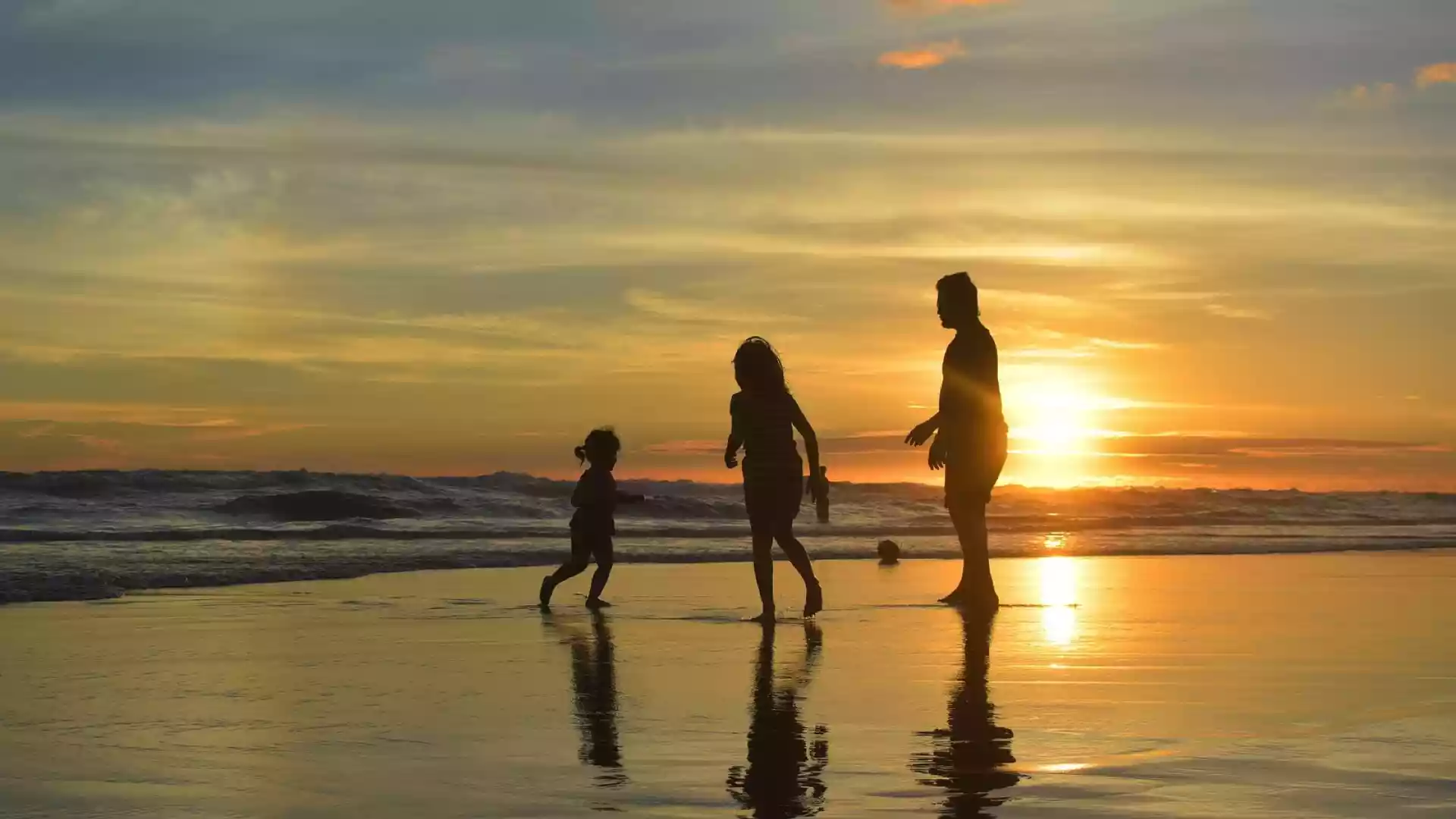 Family Fun Spend time together as a family and enjoy a day out in Bradford district. Bradford offers great value for money with its many free attractions and activities. When the sun is shining, kids can burn off some energy at one of the districts many parks; with a fantastic playground and boating lake at Lister Park, the Totem and Play Trail around Peel Park or adventure playground in Bingley St Ives. Children and adults will enjoy splashing around in the outdoor pool at Ilkley Lido or simply picnic and play by the river in Roberts Park, Saltaire. There is still plenty to do on those rainy days as well. There are many free attractions such as Cartwright Hall Art Gallery and Cliffe Castle Museum. Look out for the activities...